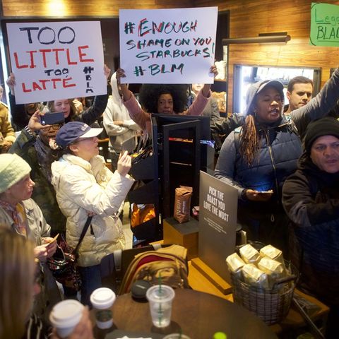 Demonstranten blockieren nach dem Vorfall eine Starbucks-Filiale in Philadelphia