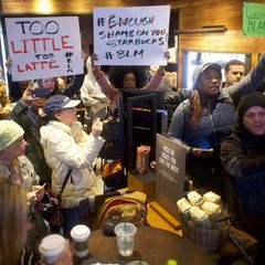 Demonstranten blockieren nach dem Vorfall eine Starbucks-Filiale in Philadelphia