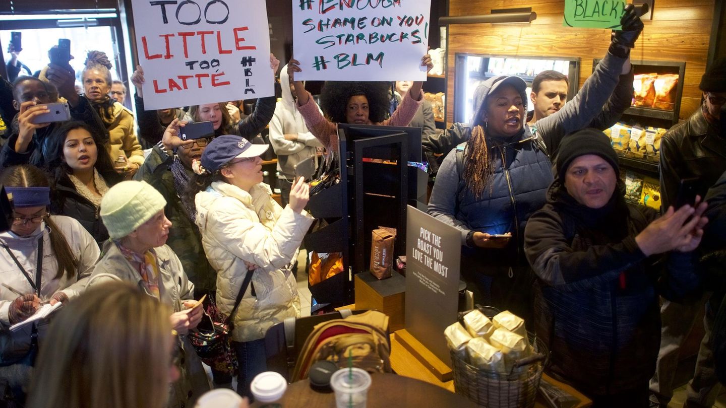 Demonstranten blockieren nach dem Vorfall eine Starbucks-Filiale in Philadelphia