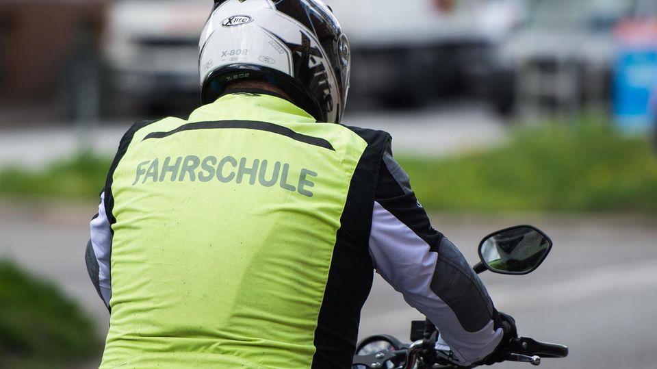 Nachrichten aus Deutschland: Ein Motorradfahrschüler wurde bei einem Unfall schwer verletzt (Symbolbild) Ein Motorradfahrschüler wurde bei einem Unfall schwer verletzt (Symbolbild)