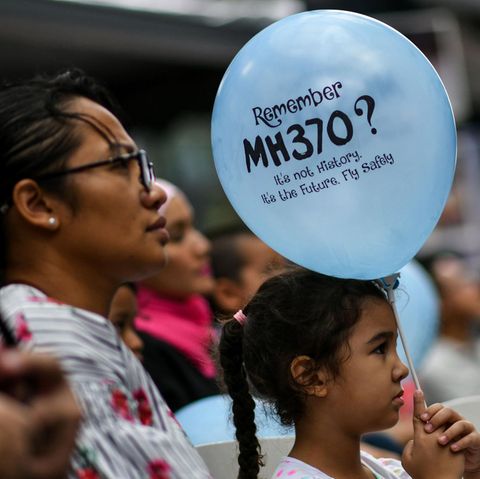 Mädchen hält Luftballon in Gedenken an verschollenen Flug MH370