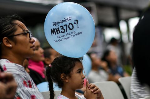 Mädchen hält Luftballon in Gedenken an verschollenen Flug MH370