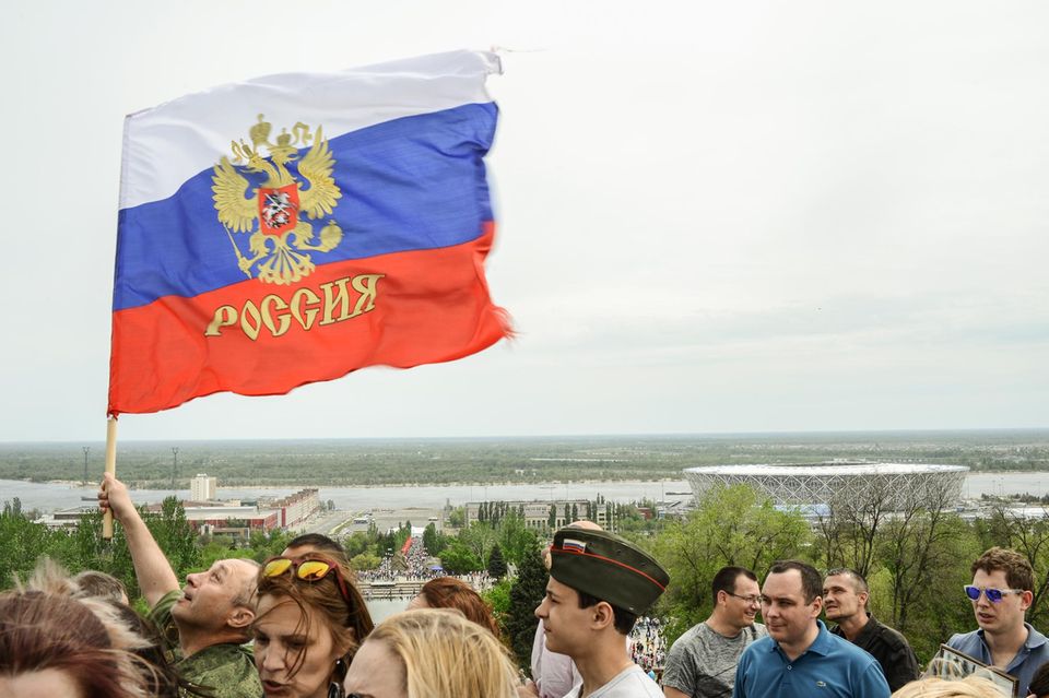 Reise durch Russland: Die Bewohner von Wolgograd feiern den 73. Jahrestag des Sieges auf dem "Platz der Gefallenen Kämpfer". Die Bewohner von Wolgograd feiern den 73. Jahrestag des Sieges auf dem "Platz der Gefallenen Kämpfer".