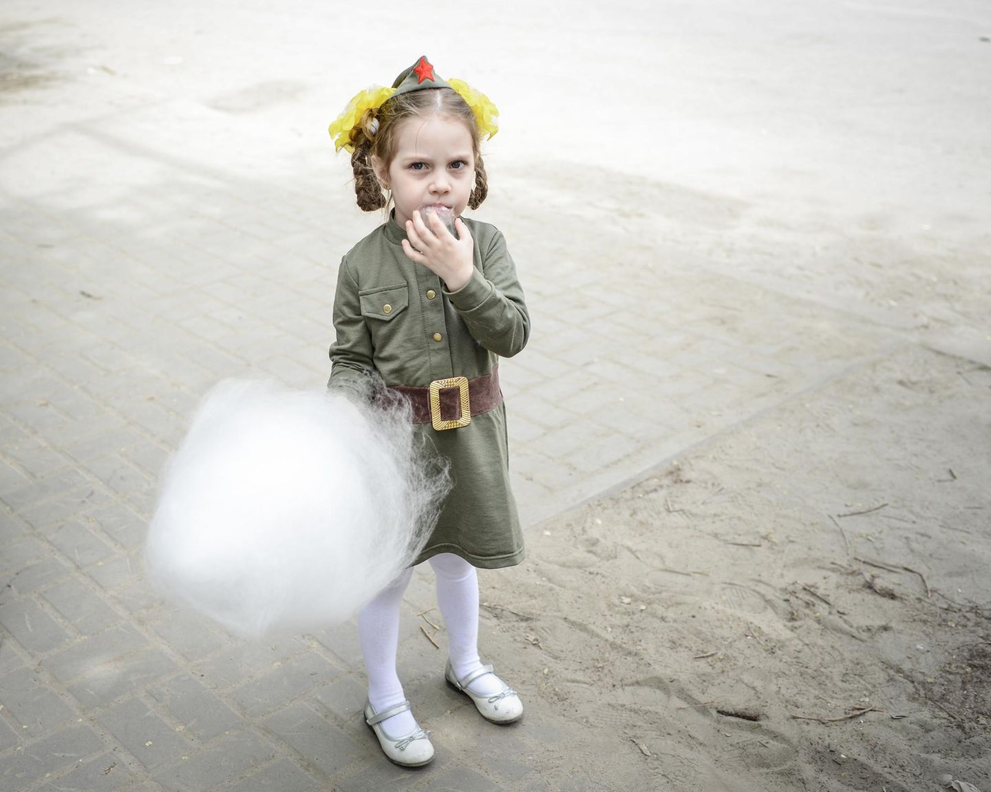 Viele ziehen Nachbildungen historischer Uniformen an. Auch Kinder sind keine Ausnahme. Dieses kleine Mädchen trägt die stilisierte Uniform einer Soldatin der Roten Armee. 