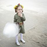 Viele ziehen Nachbildungen historischer Uniformen an. Auch Kinder sind keine Ausnahme. Dieses kleine Mädchen trägt die stilisierte Uniform einer Soldatin der Roten Armee. 