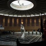 Der Besuch des Denkmals "Mutter Heimat" ist an diesem Tag für viele Familien Pflicht. Wolgograd ist das ehemalige Stalingrad. Wie viele hunderttausende Menschen hier während des Zweiten Weltkrieges gestorben sind, kann bis heute niemand genau sagen. Die Wehrmacht warf ungefähr eine Million Bomben auf der Stadt ab.