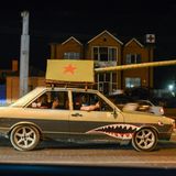 Doch am Tag des Sieges, dem 9. Mai, wird weniger getrauert, als gefeiert. Diese jungen Leute zollen der Roten Armee auf eine ganz eigene Art und Weise ihren Respekt: Sie verwandelten ihr Auto zu einer Panzer-Attrappe.