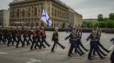 Eine Parade zum 73. Jahrestages des Sieges gibt es natürlich auch. Auf dem "Platz der Gefallenen Kämpfer" marschieren russische Soldaten auf. Zwar ist die Parade in Wolgograd nicht so groß wie die in Moskau, aber doch beeindruckend. 