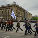 Eine Parade zum 73. Jahrestages des Sieges gibt es natürlich auch. Auf dem "Platz der Gefallenen Kämpfer" marschieren russische Soldaten auf. Zwar ist die Parade in Wolgograd nicht so groß wie die in Moskau, aber doch beeindruckend. 