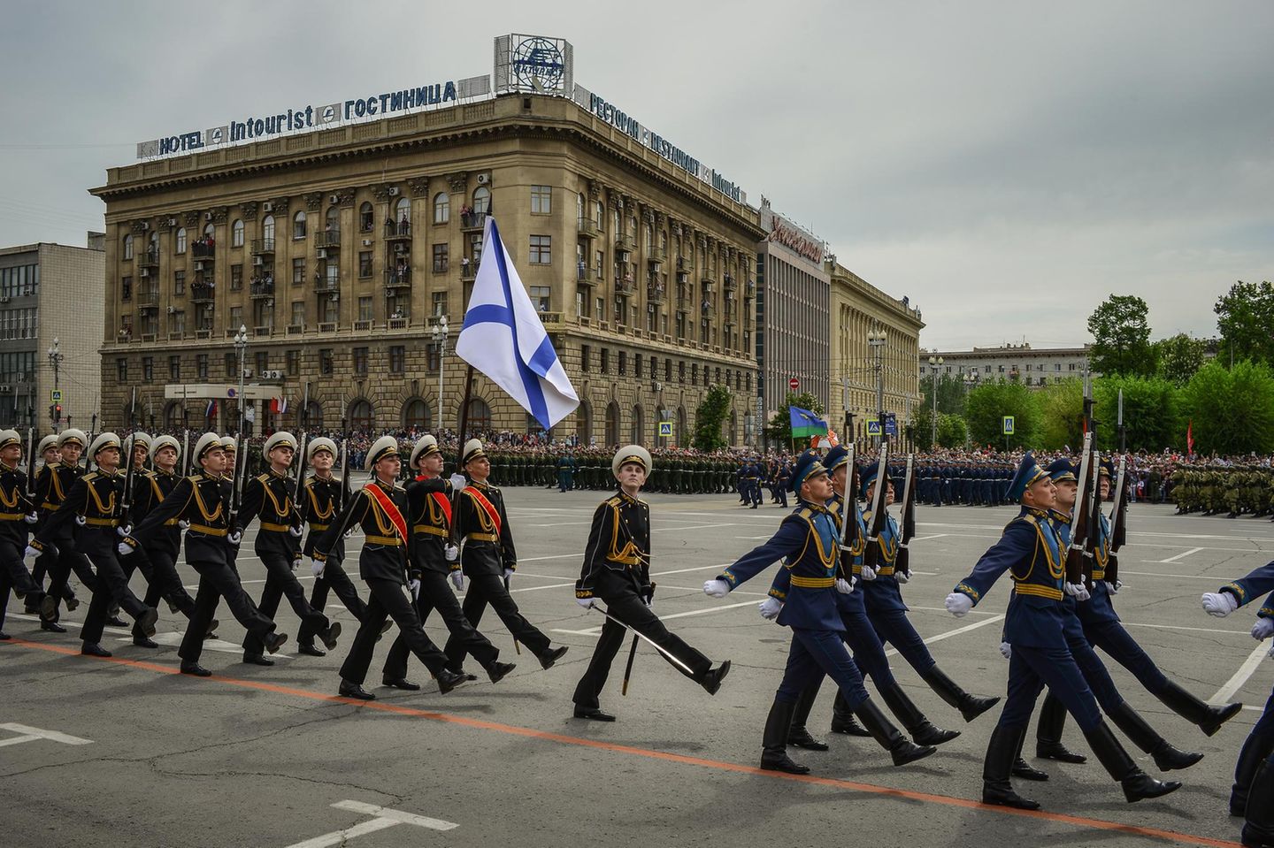 Eine Parade zum 73. Jahrestages des Sieges gibt es natürlich auch. Auf dem "Platz der Gefallenen Kämpfer" marschieren russische Soldaten auf. Zwar ist die Parade in Wolgograd nicht so groß wie die in Moskau, aber doch beeindruckend. 
