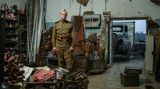 Russland: Die Werkstatt des Clubs ist voll mit alten Kanistern, Panzerketten, Kühlerhauben, Schrauben.