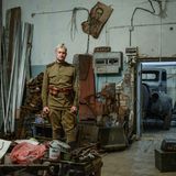 Russland: Die Werkstatt des Clubs ist voll mit alten Kanistern, Panzerketten, Kühlerhauben, Schrauben.