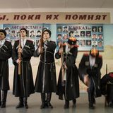 Kosaken-Kadetten üben militärische Übungen ein. Allein in Dimitrowgrad haben sich in den vergangenen Jahren vier Kosaken-Verbände herausgebildet. Dabei wohnen lediglich 120.000 Einwohner in der Stadt an der Wolga. 