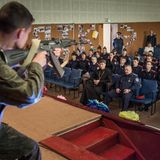 Im Unterricht zielen die Kadetten mit ihren Kalaschnikow-Modellen ins Publikum als gelte es von der Bühne aus Lehrkörper und Mitschüler zu eliminieren.