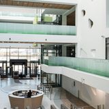 Die Eingangshalle der Universität von Innopolis. Der Hausmeisterservice spricht drei Sprachen. Und die Studenten gelangen durch einen beheizten Glastunnel vom Wohnheim zur Uni.