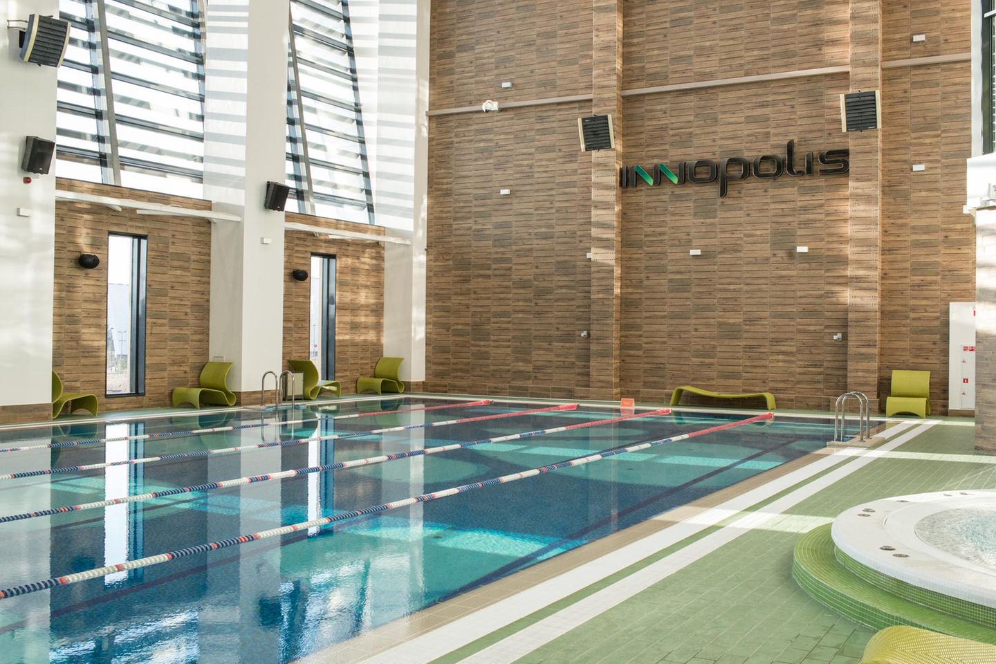 Ein riesiges Fitness-Zentrum soll die Bewohner der neuen High-Teck-Stadt fit halten. Für Studenten ist Sport sogar Pflicht. 