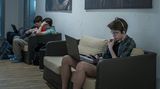 Manche der Studenten umgehen die Sport-Pflicht allerdings, in dem sie sich im Fitness-Zentrum mit ihren Chip-Karten einloggen, aber dann doch lieber mit dem PC auf den Knien in den Fluren herumlungern, als Bahnen im Schwimmbad zu ziehen. 