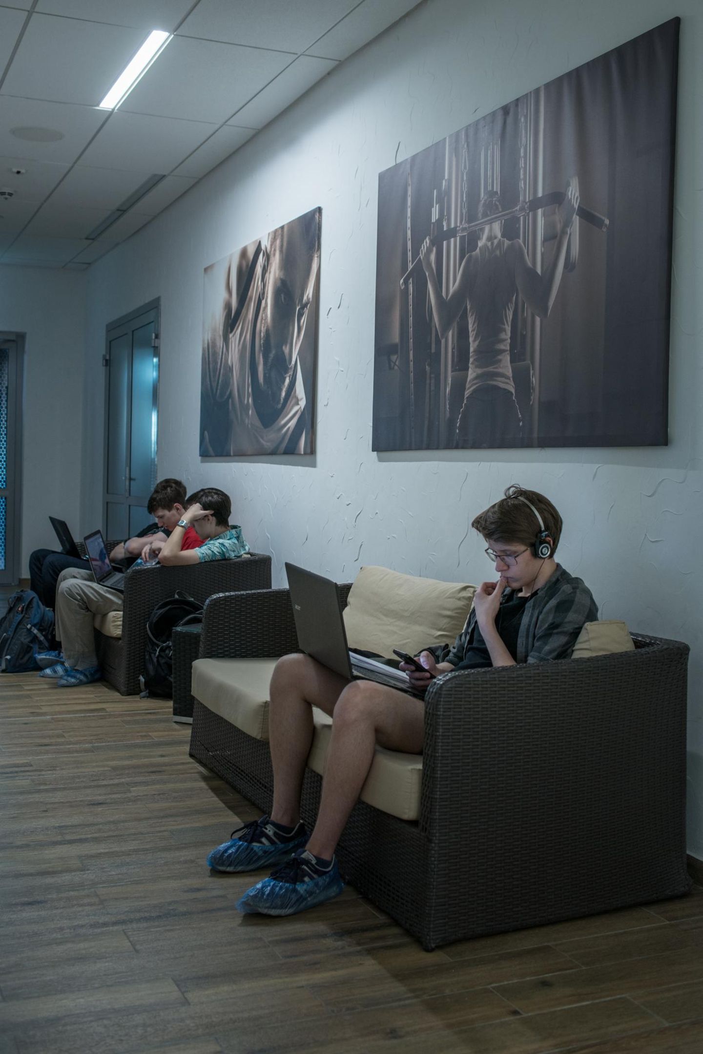 Manche der Studenten umgehen die Sport-Pflicht allerdings, in dem sie sich im Fitness-Zentrum mit ihren Chip-Karten einloggen, aber dann doch lieber mit dem PC auf den Knien in den Fluren herumlungern, als Bahnen im Schwimmbad zu ziehen. 