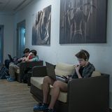Manche der Studenten umgehen die Sport-Pflicht allerdings, in dem sie sich im Fitness-Zentrum mit ihren Chip-Karten einloggen, aber dann doch lieber mit dem PC auf den Knien in den Fluren herumlungern, als Bahnen im Schwimmbad zu ziehen. 