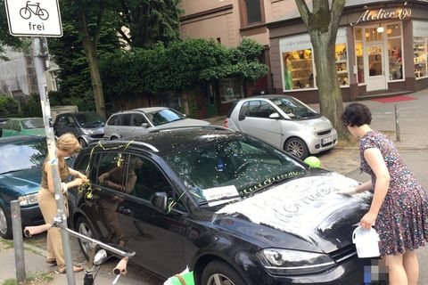 Unterwegs mit Fahrrad-Guerillas: Das passiert, wenn man Falschparker radikal entlarvt