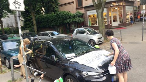 Kampf gegen Parksünder: Riesige Plastikscheibe legt das Auto lahm
