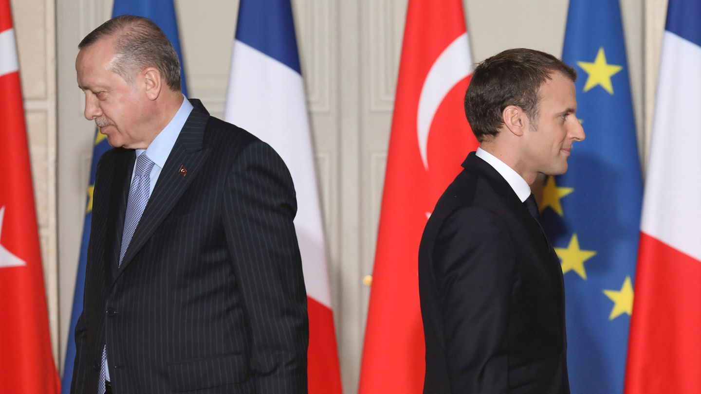 Magazin in Frankreich: Erdogan, "der Diktator": AKP-Anhänger laufen Sturm - Macron verteidigt kritischen Bericht