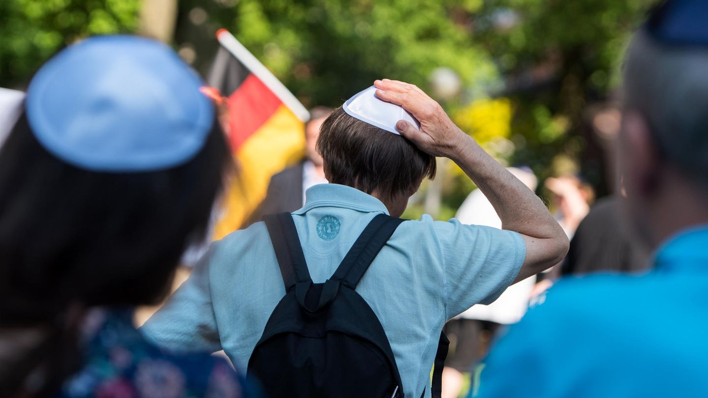 Teilnehmer des "Kippa Tag Hamburg" demonstrieren Mitte Mai in der Hansestadt