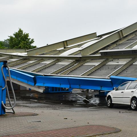 Ein beim Unwetter in Wuppertal zusammengekrachtes Tankstellendach