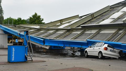 Ein beim Unwetter in Wuppertal zusammengekrachtes Tankstellendach