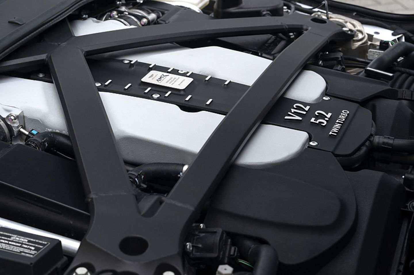 Aston Martin DB11 AMR - der doppelt aufgeladene 5,2-Liter-V12 passt mit Mühe in den Vorderwagen