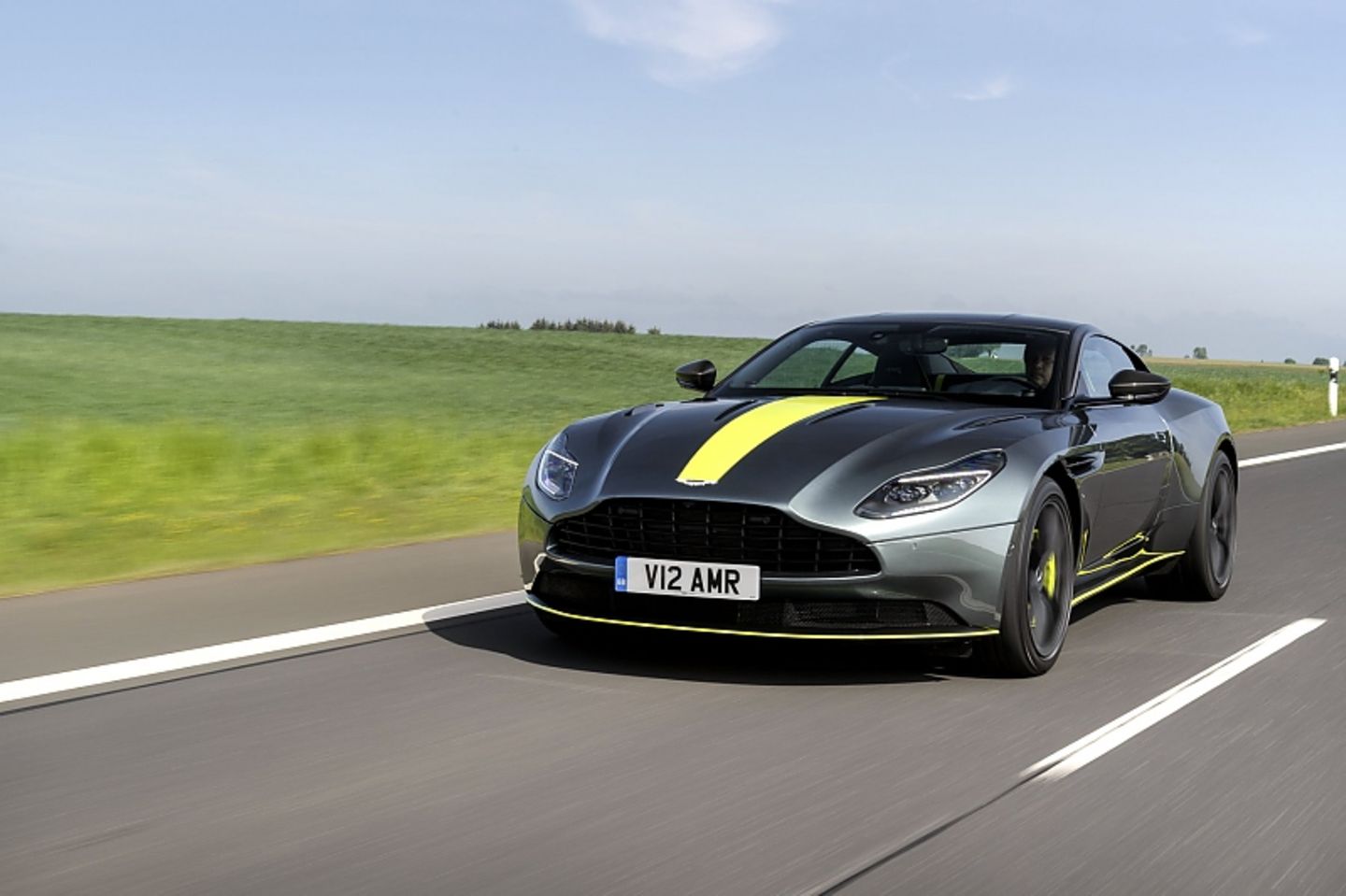 Aston Martin DB11 AMR - die gelbe Kriegsbemalung ist Geschmacksache