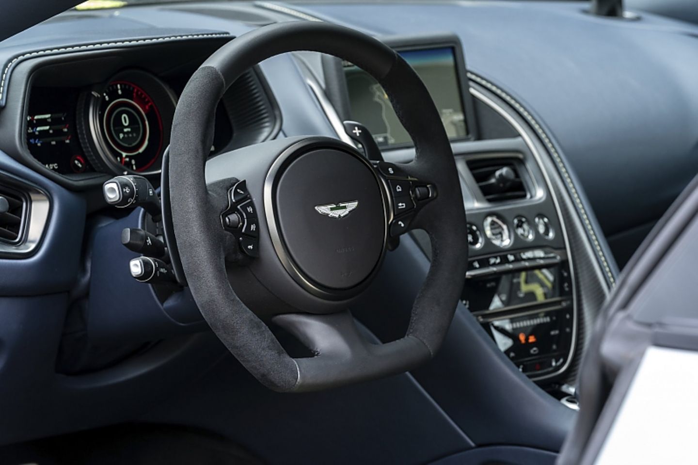 Das Cockpit des Aston Martin DB11 AMR