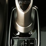 Der Schalthebel ist nur Mimikry: Der Mitsubishi Outlander PHEV hat kein Getriebe im eigentlichen Sinne