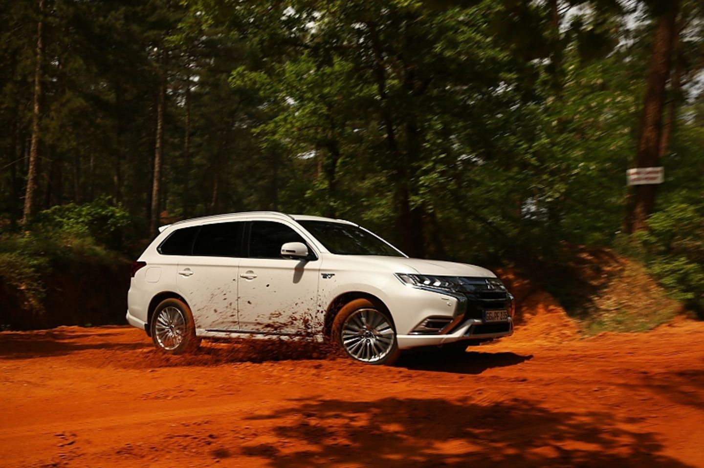Der Mitsubishi Outlander PHEV ist komfortabel abgestimmt