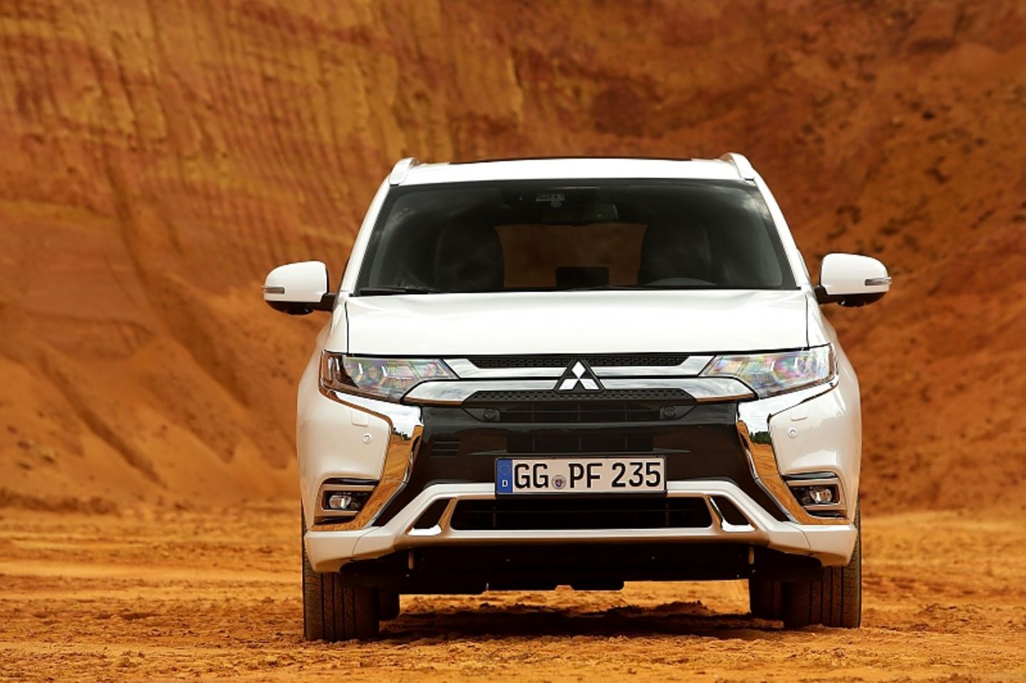 Auch im Gelände steht der Mitsubishi Outlander PHEV seinen Mann