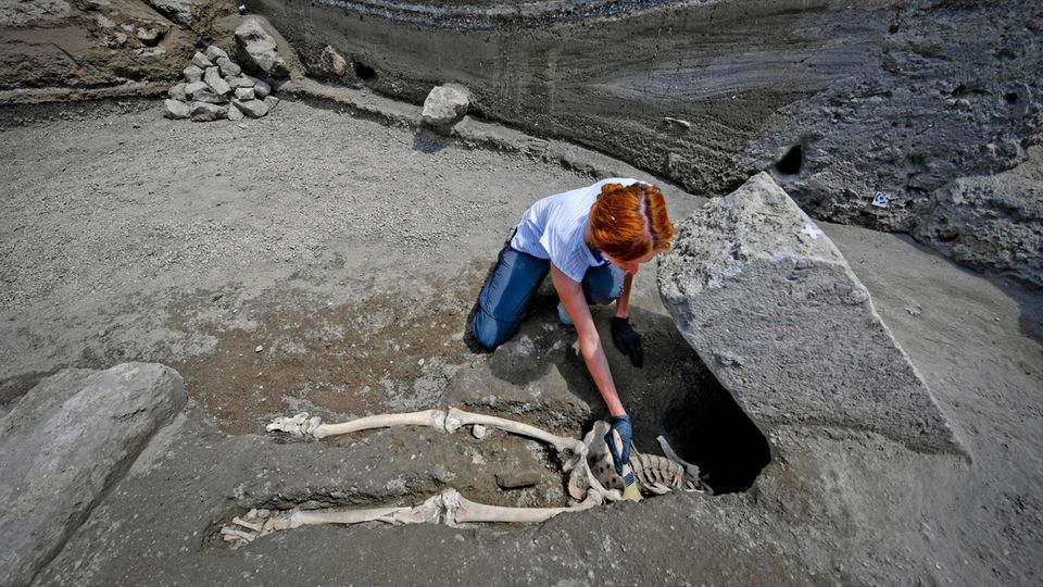 Archäologin Valeria Amoretti legt das Skelett eines Mannes in Pompeji frei.