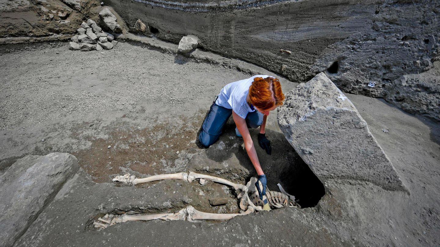 Archäologin Valeria Amoretti legt das Skelett eines Mannes in Pompeji frei.