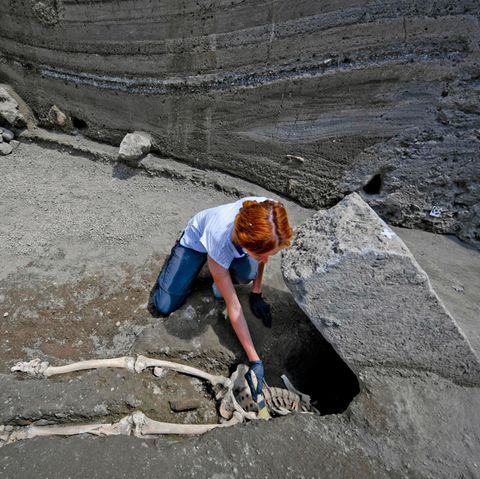 Archäologin Valeria Amoretti legt das Skelett eines Mannes in Pompeji frei.