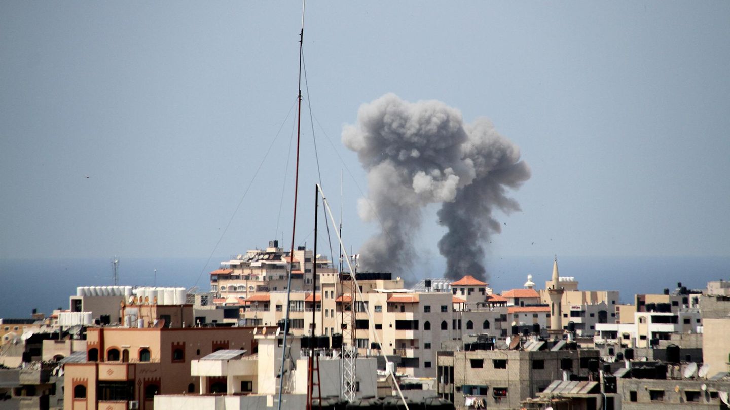 Unruhen in Israel und dem Gaza-Streifen: Rauchwolken steigen von Gebäuden in Gaza-City auf