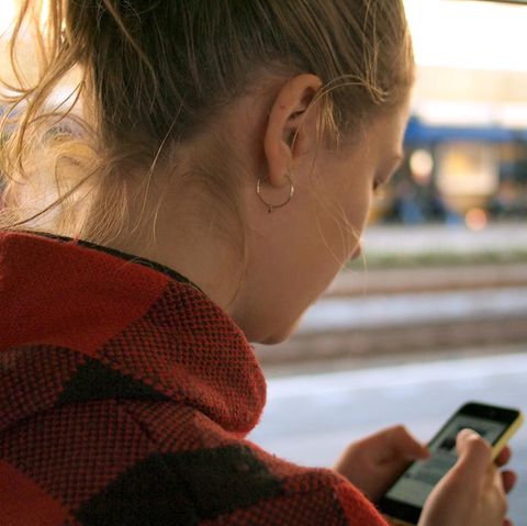 Eine Frau schaut auf ihr Smartphone