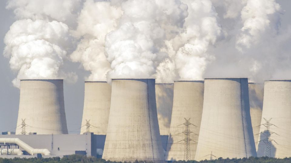 Neue Kohlekommission: Braunkohlekraftwerk Jänschwalde in der Lausitz