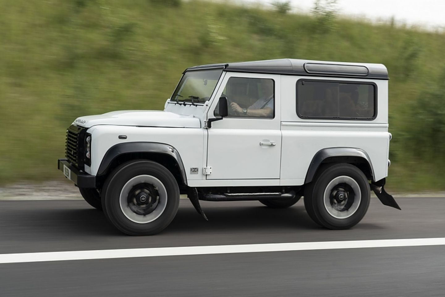 Der Land Rover Defender Works V8 hat den kurzen Radstand