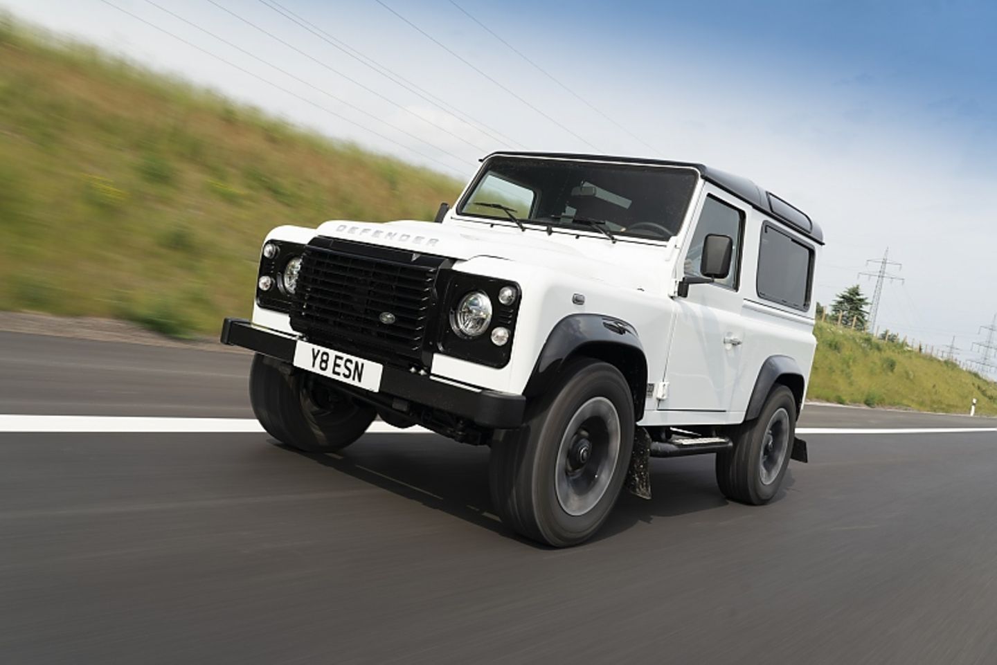 Nach 5,6 Sekunden erreicht der Land Rover Defender Works V8 Landstraßentempo