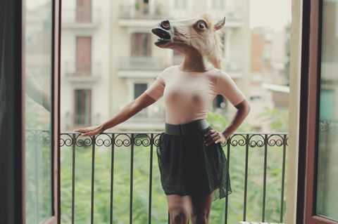 Eine Frau steht auf dem Balkon. Vielleicht ist ja gerade auf Wohnungssuche?