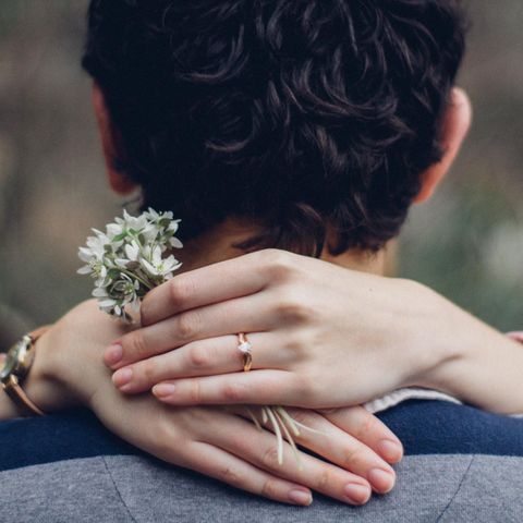 Hochzeit: Ein Pärchen umarmt sich, an der Hand der Frau sieht man einen Ring