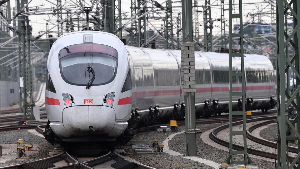 Hitzewelle und Bahnfahren: Im Kampf um die störanfälligen Klimaanlagen in den Zügen probieren es die Zugbegleiter mit Humor. Im Kampf um die störanfälligen Klimaanlagen in den Zügen probieren es die Zugbegleiter mit Humor.