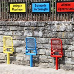 bunte Stühle mit Ortsschildern