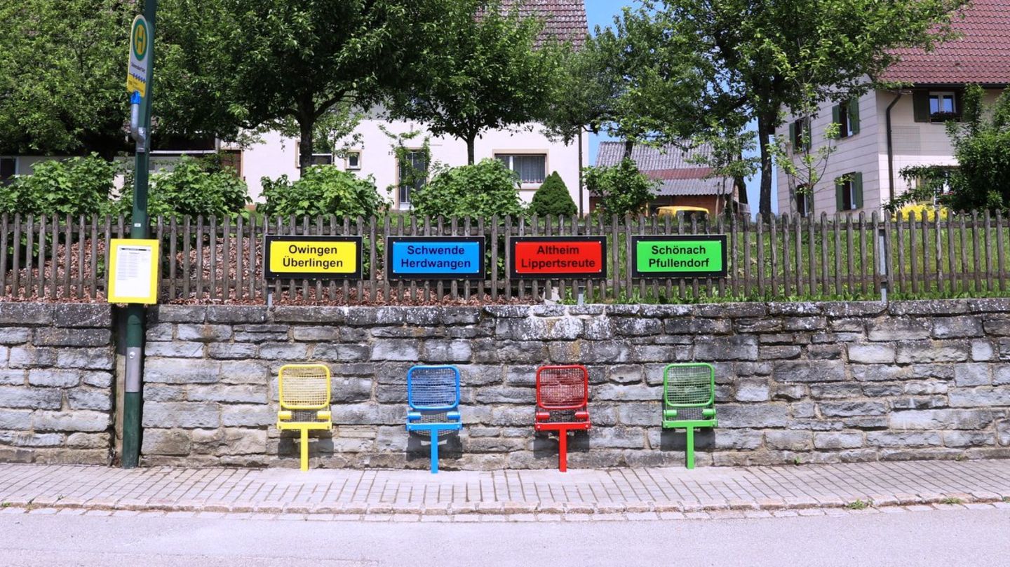 Bunte Bänken stehen in Taisersdorf