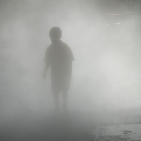 Kleiner Junge im Nebel