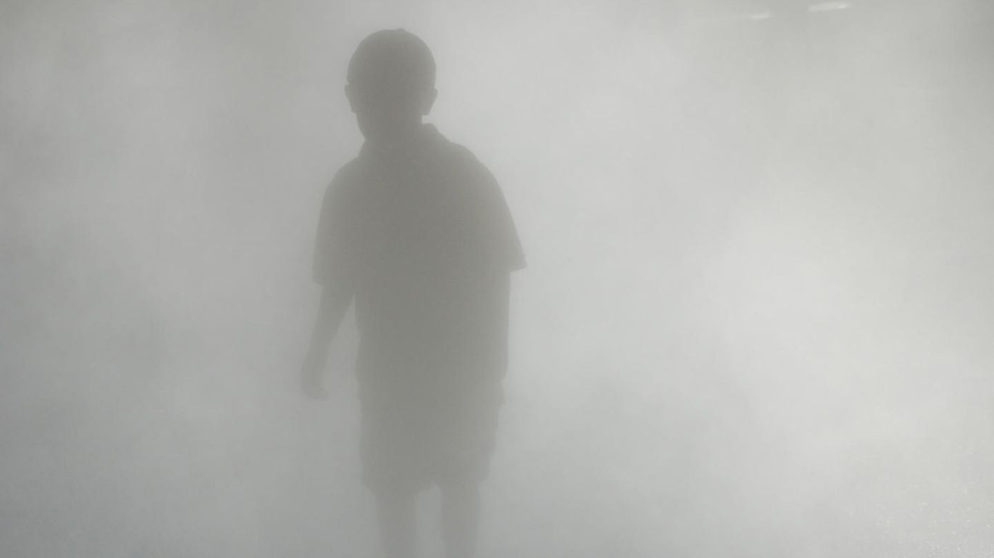 Kleiner Junge im Nebel